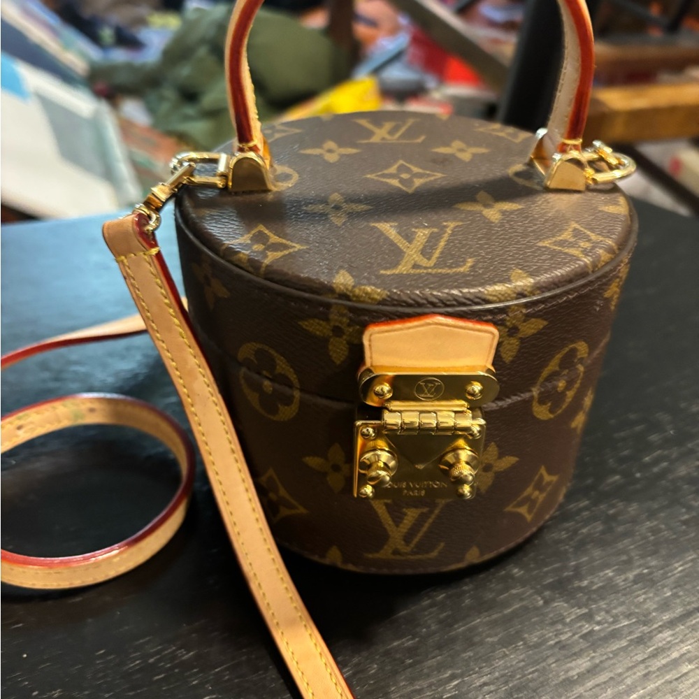🐺🚨💥Louis Vuitton Monogram Round Crossbody Case - lipstick and mirror case💥🚨🐺